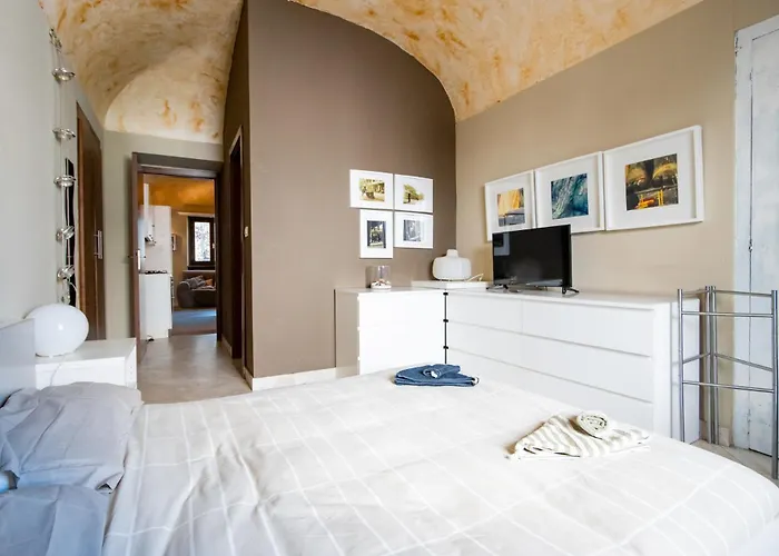 Calandra House - In The City Center